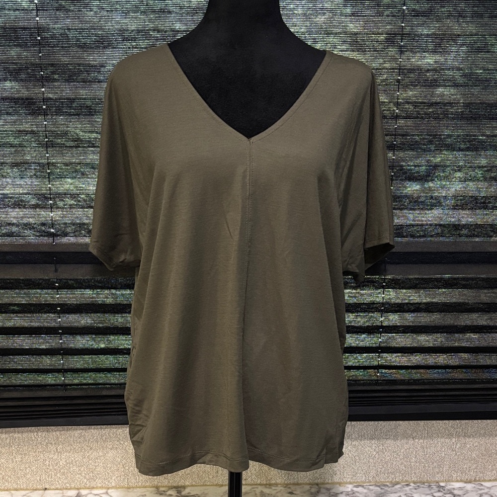 Studio B by Bobeau‎ Women’s Dark Olive Green SS V-Neck Boxy T-Shirt SZ Medium